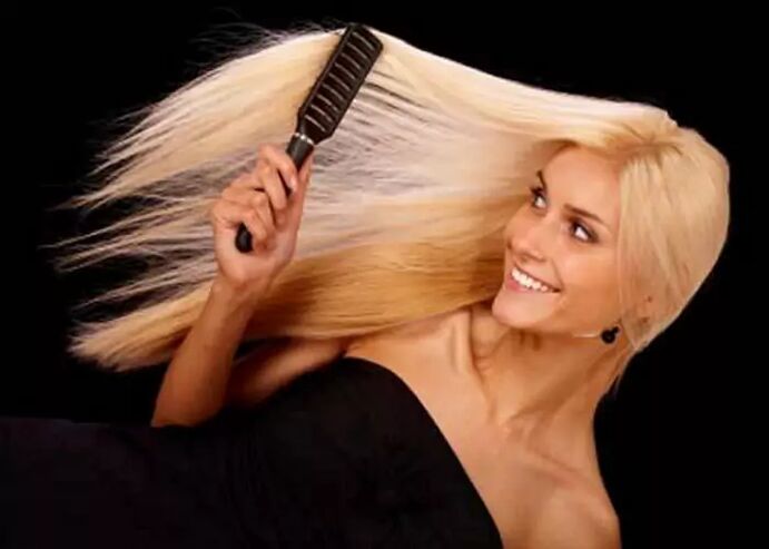 Kız saçını tarıyor